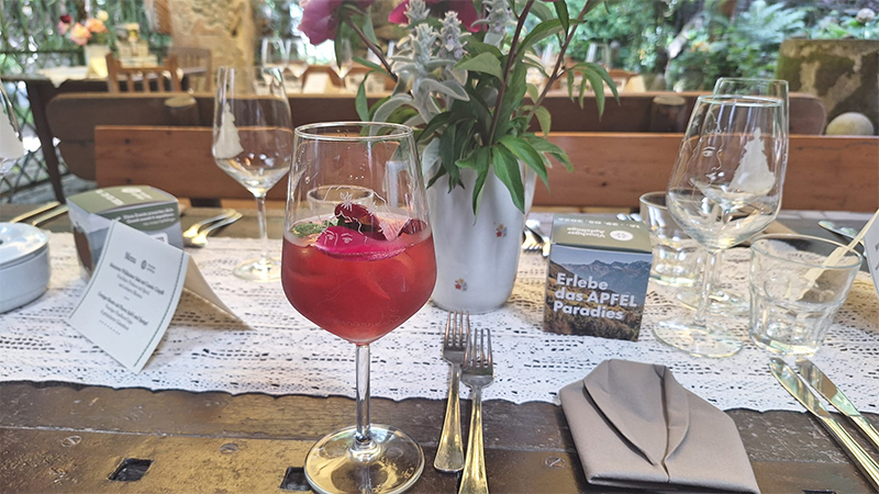 Aperitivo base mela al ristorante Onkel Taa
